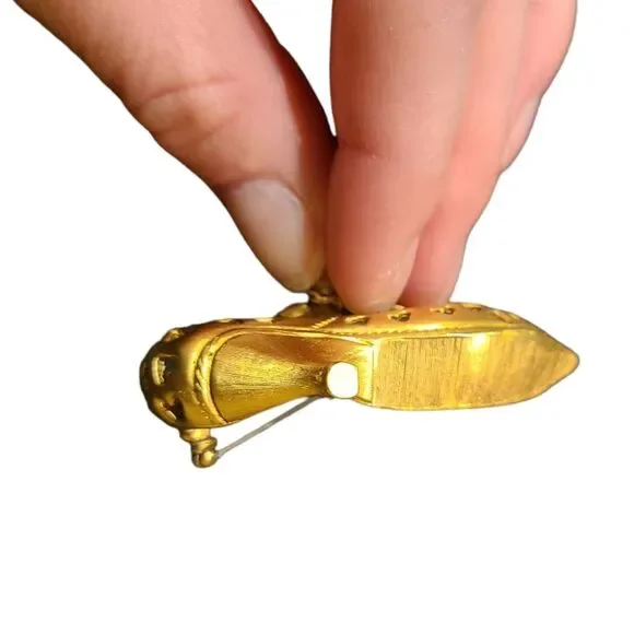 Vintage Shoe Brooch in Antique Gold - Picture 4 of 5